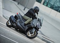 2021-Yamaha-XMAX300ASP-EU-Tech-Kamo-Action-003-03