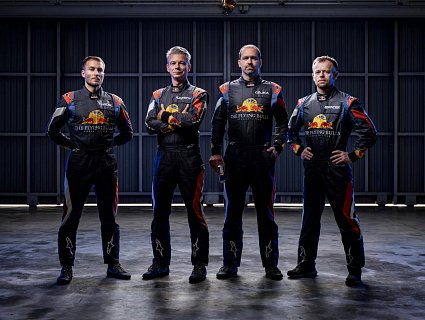 Flying-Bulls-Aerobatics-Team-Tvrdik-Rudzinskyj-Cejka-Spacek-Foto-FBAT