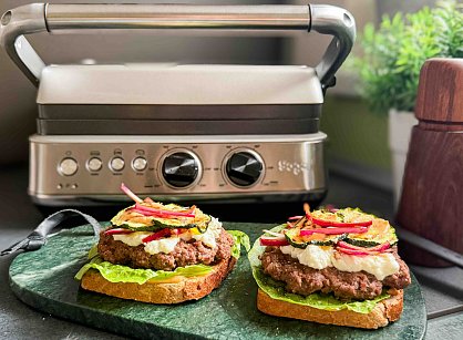 Burger v řeckém stylu: svěží letní kombinace s fetou a grilovanou cuketou