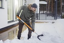 Fiskars_Action_Garden_SnowXpert_Shovel_1003468 (1) - Copy