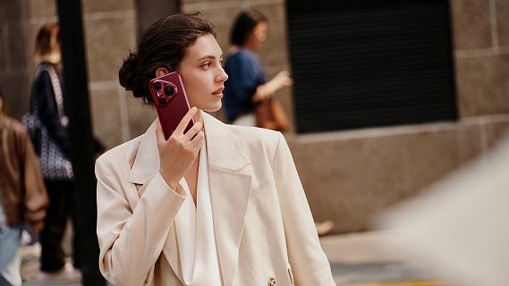 Pura-80-Pro-Product-Creative-lifestyle-shot-Headquarter-MKT-Pura-80-Pro-KSP-Shot-HQ-Lifestyle-cao-za-tong-xin-CN-JPG-16-9-20250611